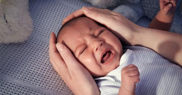 Tại sao trẻ sơ sinh ngủ hay rặn è è đỏ mặt và vặn mình