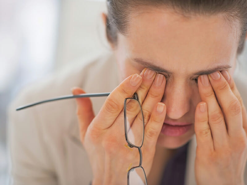 Mí mắt giật liên tục có thể là do căng thẳng trong thời gian dài