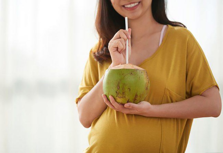 Bà bầu có nên uống nước dừa không? Những lưu ý tốt nhất cho thai kỳ