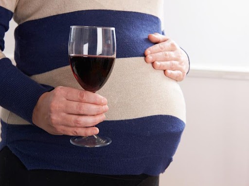 Bà bầu uống rượu vang được không? Nên uống ở thời điểm nào của thai kỳ?