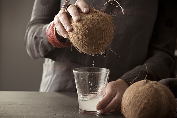 Cách bổ dừa [Cách chặt dừa] nhanh lấy cơm dừa siêu đơn giản