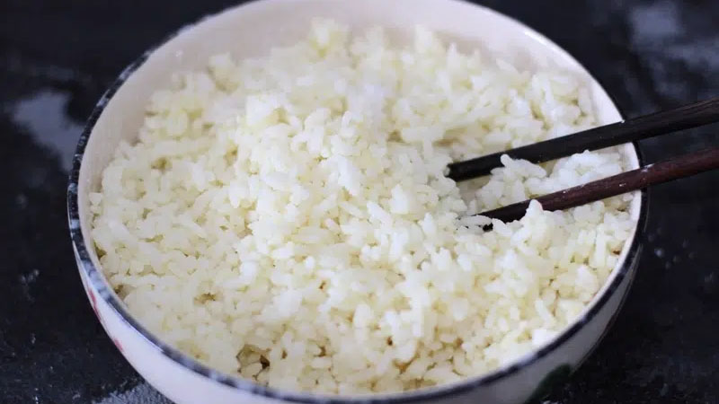 Có nên dùng cơm nguội để nấu cháo không? Cách nấu cháo bằng cơm nguội
