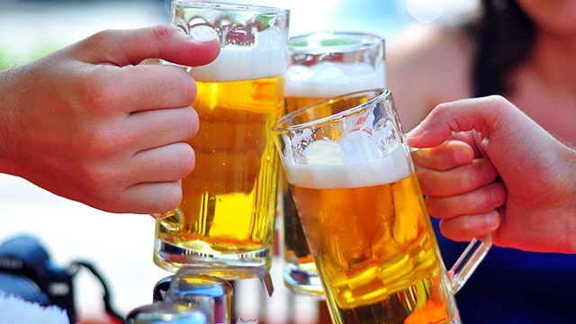 Uống bia có nổi mụn không? Uống bia thế nào để không hại cho làn da